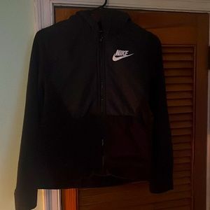 I’m selling a Nike jacket hooded . Worn a few times . Very good condition.